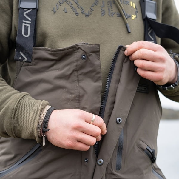 Traje de agua para pesca Avid Carp artic 50 suit compuesto por una chaqueta con capucha y un pantalón tipo mono