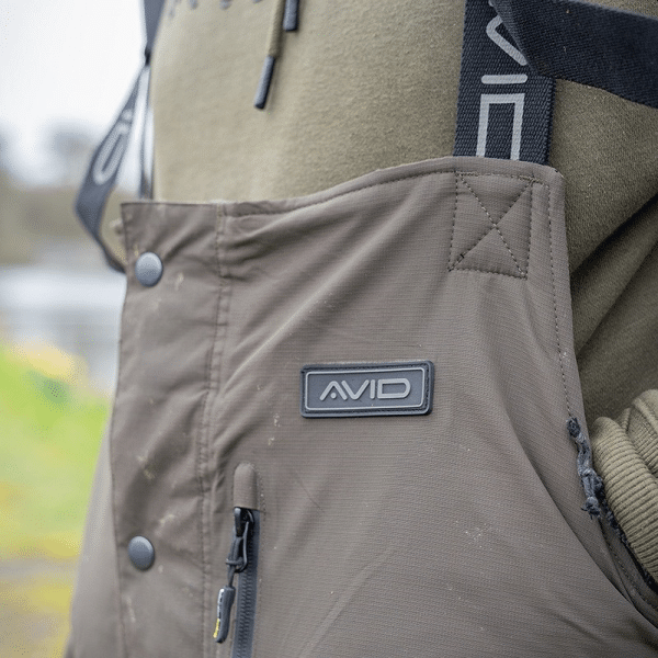 Traje de agua para pesca Avid Carp artic 50 suit compuesto por una chaqueta con capucha y un pantalón tipo mono