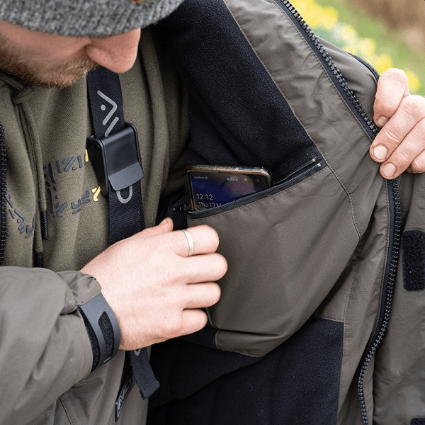 Traje de agua para pesca Avid Carp artic 50 suit compuesto por una chaqueta con capucha y un pantalón tipo mono