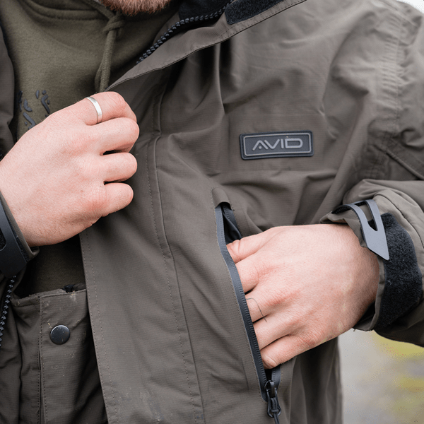 Traje de agua para pesca Avid Carp artic 50 suit compuesto por una chaqueta con capucha y un pantalón tipo mono