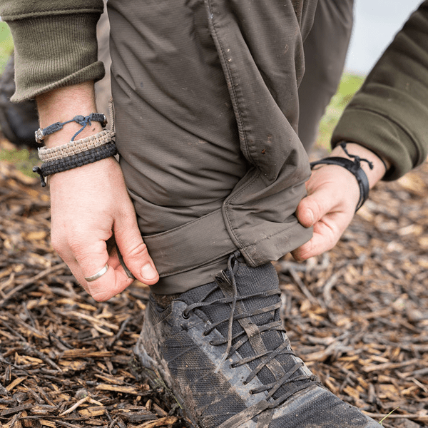 Traje de agua para pesca Avid Carp artic 50 suit compuesto por una chaqueta con capucha y un pantalón tipo mono