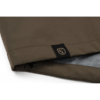 Fox-Tri-Layer-4 Detalle De Ajuste De Una Chaqueta Fox Aquos, Una Chaqueta De Pesca Impermeable