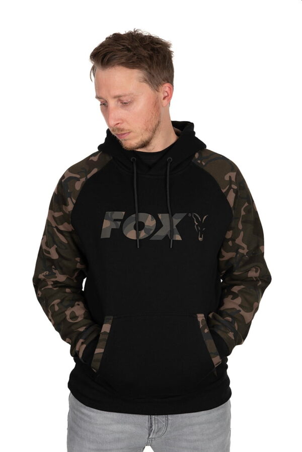 FOX RAGLAN Fox Raglan Sudadera Black/Camo con capucha carpfishing