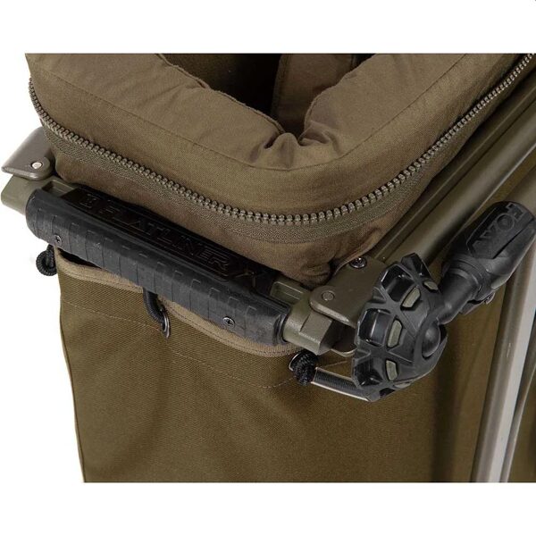 FOX FLATLINER MF8 SYSTEM 2 Bedchair Fox Flatliner MF8 All Season System detalle cremallera retenedor almohada