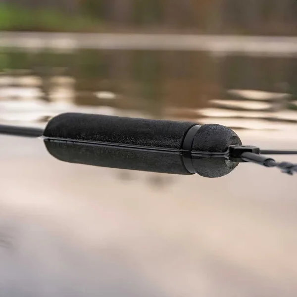 Avid Carp Captive Net Float en verde oscuro visible en el agua