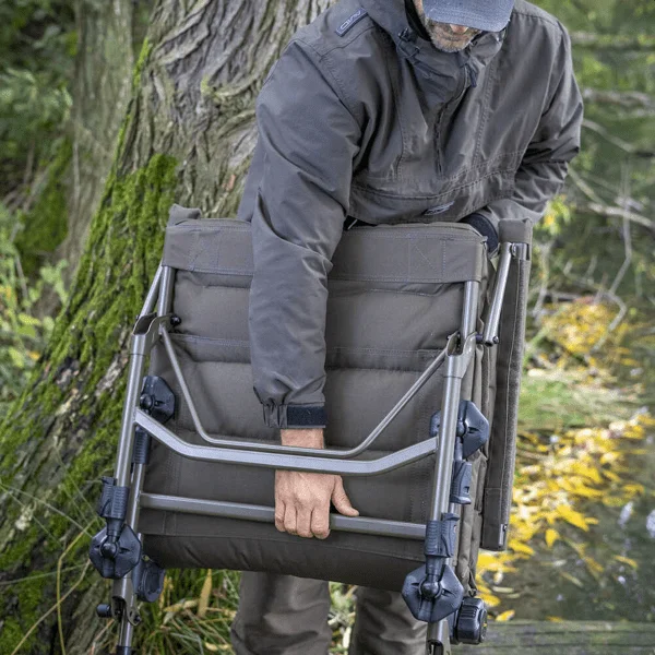 Avid Carp Benchmark Memory Foam Recliner estructura de aluminio y patas ajustables