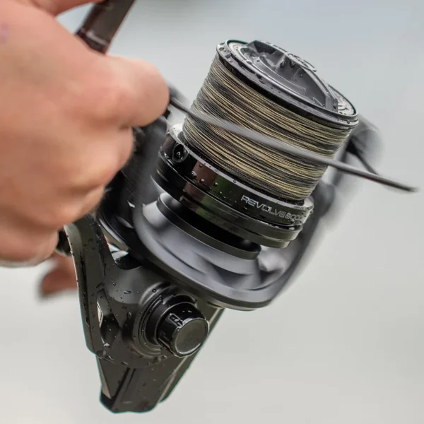 Carrete Avid Carp Revolve 12000 fd de 577 g con cuerpo de grafito