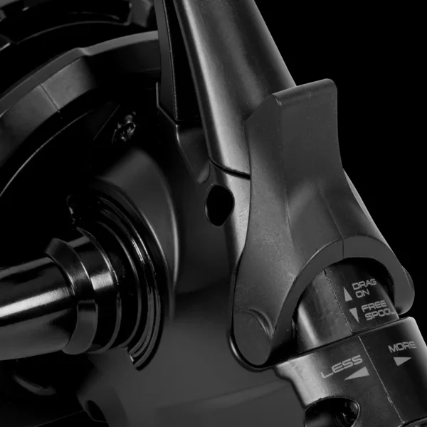 Carrete Avid Carp Revolve 12000 fs big pit baitrunner con freerun