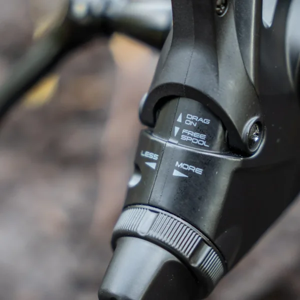 Carrete Avid Carp Revolve 12000 fs con cuerpo de grafito ultraligero