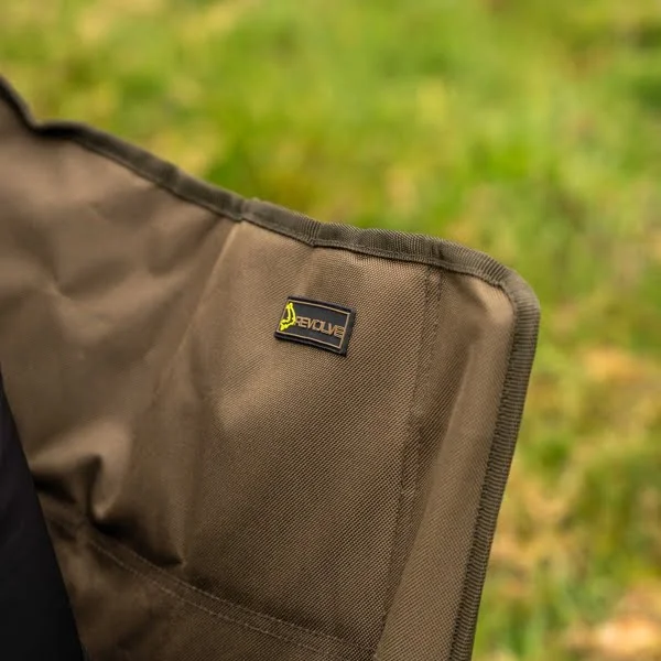 Avid Carp Revolve Low Chair con reposabrazos acolchados de EVA