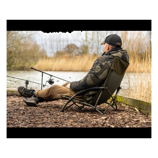 Avid Carp Revolve Low Chair con reposabrazos acolchados de EVA