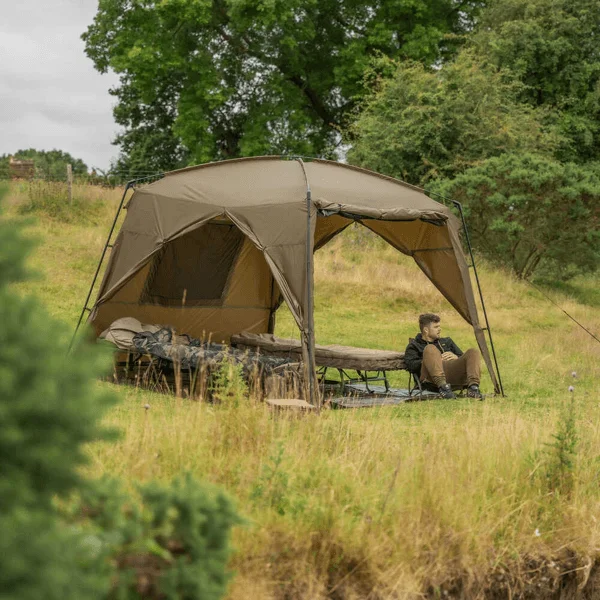Avid Carp Revolve Screen House con ventana de tres posiciones y puertas laterales