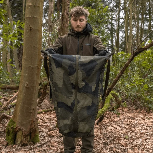 Avid Carp Recovery Sling mantiene la carpa segura en el agua