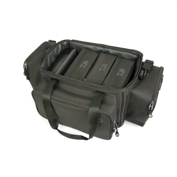 Bolso Daiwa Infinity Low Level bajo la silla-cama