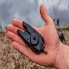 Alarma Fox Mini Micron X En La Mano De Un Pescador