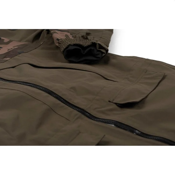 detalle de ajuste de una Chaqueta fox Aquos, una chaqueta de pesca impermeable