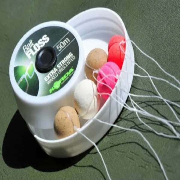 Korda Bait Floss atando un pop-up de corcho al pelo del montaje