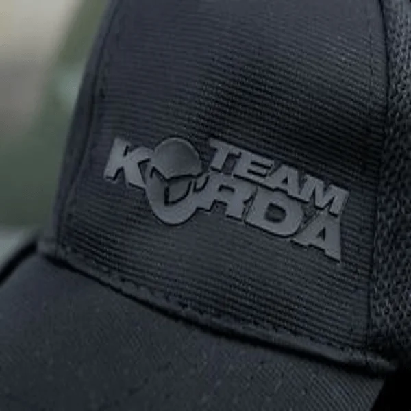 Korda Gorra Team Korda lona resistente con aire clasico
