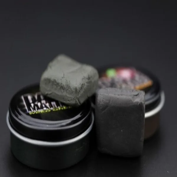 Korda Dark Matter Putty equilibrando un pop-up en el bajo
