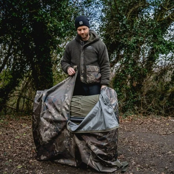Nash Subterfuge Bedchair Bag con apertura enrollable