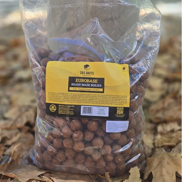 Boilies para carpfishing: paquete de boilies de 20 mm sobre el fondo