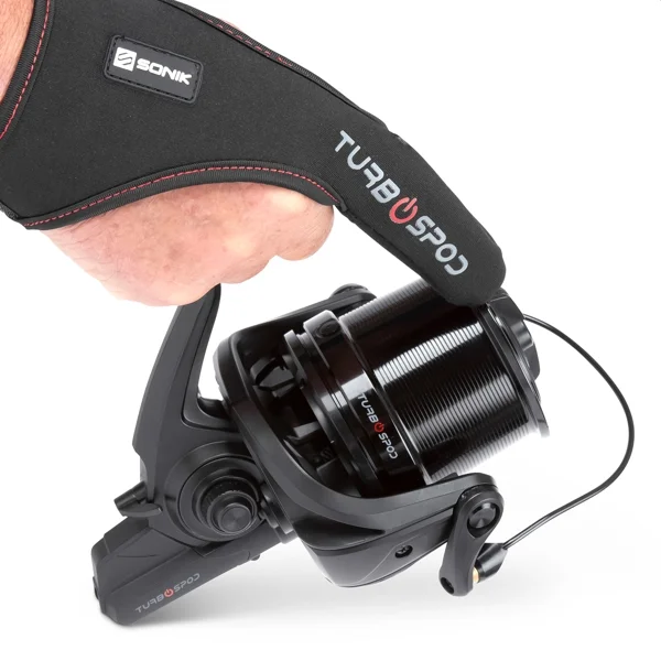 Carrete Sonik Turbospod 14000 vista frontal spod carpfishing