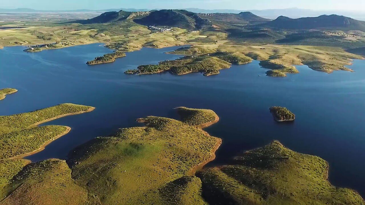 Embalses Carpfishing Extremadura: Vista Aérea De Un Gran Embalse Con Islas