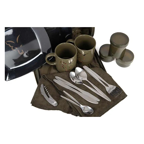 Contenido del Fox Camolite 2 Person Dinner Set: platos, tazas, cubiertos y botes