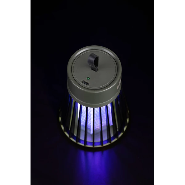 Fox Mozzy Zapper funcionando de noche con su luz atrayente azul Fox Mozzy Zapper funcionando de noche con su luz atrayente azul