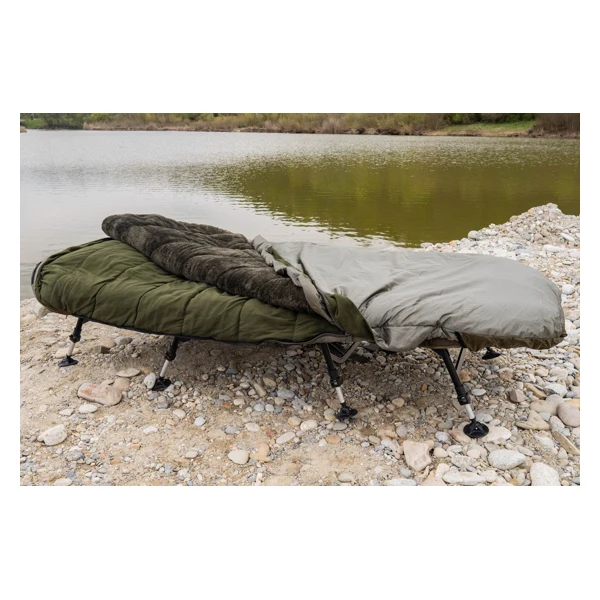 Giants Fishing 5 Season Luxury Sleeping Bag sobre bedchair Giants Fishing 5 Season Luxury Sleeping Bag sobre bedchair