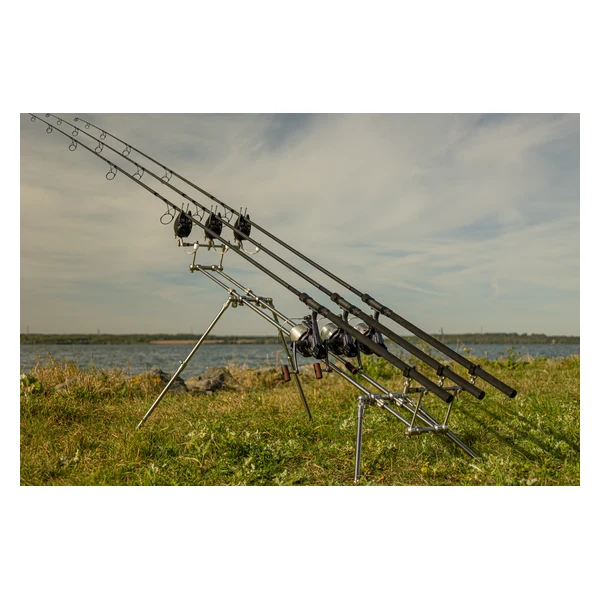 Solar Tackle Euro Universal Pod montado en la orilla de un embalse