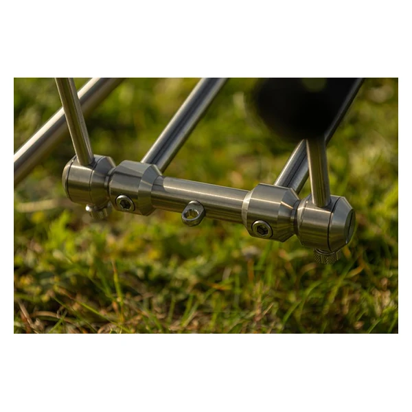 Detalle del mecanizado en acero inoxidable del Solar Tackle Euro Universal Pod