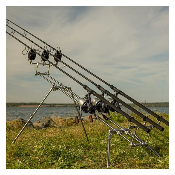 pod-euro-universal-canas Euro Universal Pod de Solar Tackle con tres canas montadas en el embalse