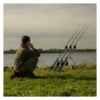Carpista Junto Al Solar Tackle Euro Universal Pod En La Orilla
