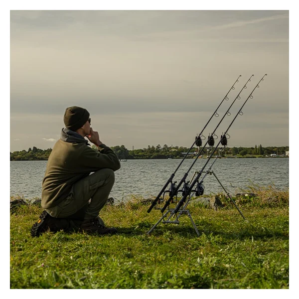 pod-euro-universal-carpista Carpista junto al Solar Tackle Euro Universal Pod en la orilla