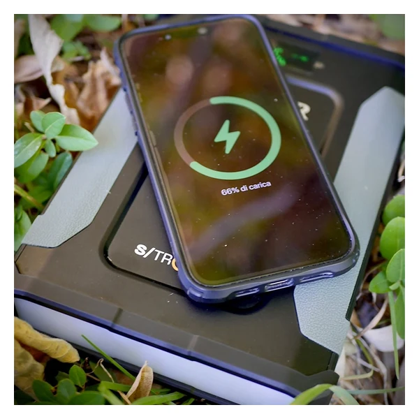 Solar Tackle S-Tron Powerpack 48K cargando un movil sin cables