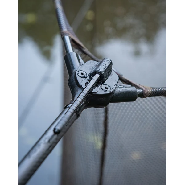 fox lever-lok landing net 42 en accion en la orilla