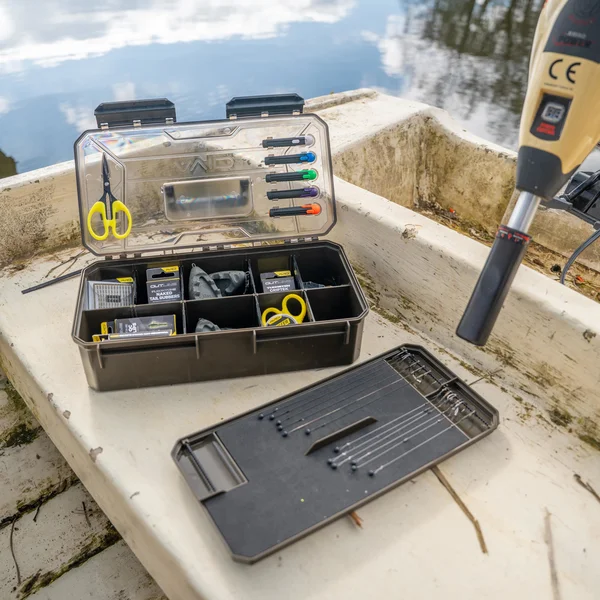 Avid Carp XL Reload Accessory Box caja abierta con accesorios Avid Carp XL Reload Accessory Box caja abierta con accesorios