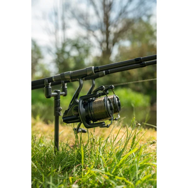 Carrete Avid Carp EX-Cast 10000 carrete en la caña